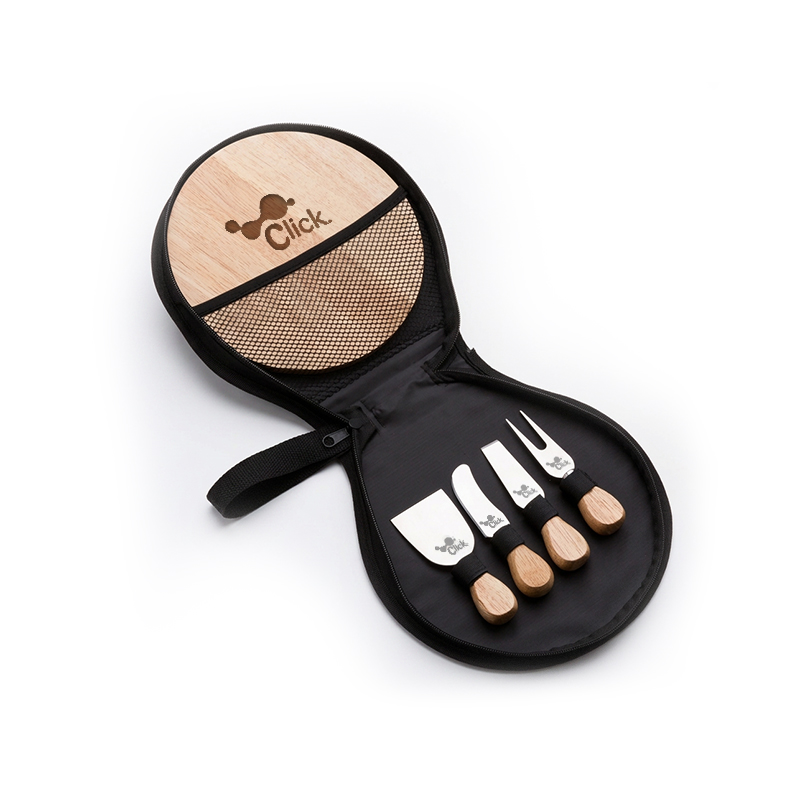 Kit queijo 5 peças em estojo de nylon com zíper e alça. Contém: espátula grande, garfo, faca reta, espátula pequena e tábua de bambu. Estojo com rede interna para guardar a tábua e velcro para ficar as peças.
Altura : 23,5 cm
Largura : 23,6 cm
Medidas aproximadas para gravação (CxL): Estojo 21,6 cm x 21,5 - Espátula grande 3 cm x 2 cm – Garfo 3 cm x 2 cm - Faca reta 3 cm x 2 cm - Espátula pequena 3 cm x 2 cm - Tábua de bambu 20 cm x 20 cm
Tamanho total aproximado (CxL): Espátula grande 12 cm x 4,6 cm – Garfo 12,5 cm x 2,9 cm - Faca reta 12,5 cm x 2,9 cm - Espátula pequena 12,4 cm x 2,9 cm - Tábua de bambu 20 cm x 20 cm x 0,9 cm